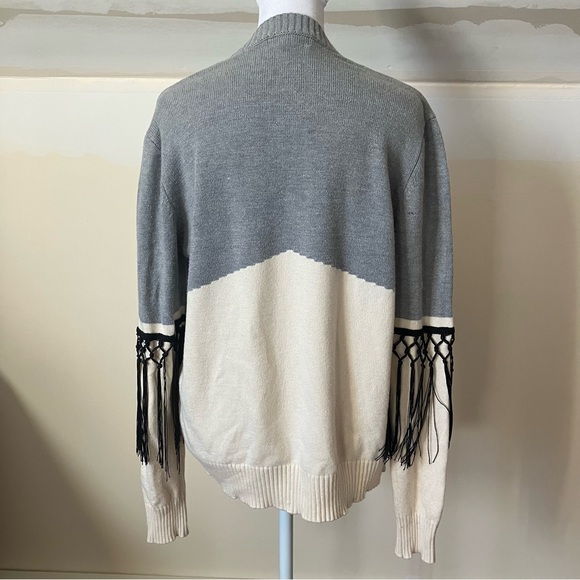 Neiman Marcus Gray/Cream Fringe Sweater size Large - Picture 5 of 8